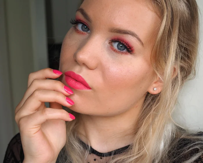 Charlotta valmiissa pinkissä meikissä