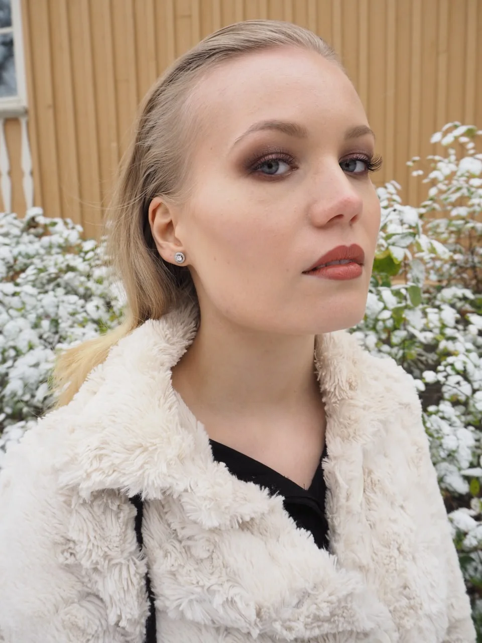 sleek hair soft makeup photoshoot look