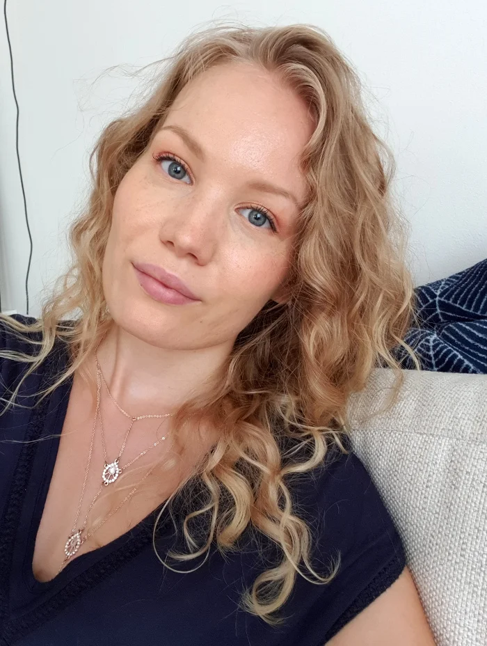 luonnonkihara hius ilman kuivaharjausta