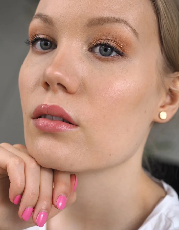 kicks cream please with gloss makeup