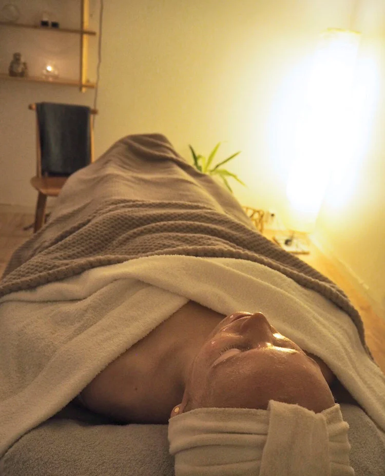 relaxing in Niki Newd Facial