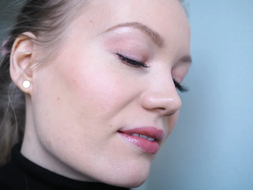 Clarins Joli Blush sävyissä cheeky pink ja cheeky peach sekä Natural Lip Perfector sävyssä 19