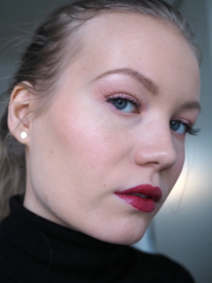 Clarins Joli Blush sävyissä cheeky pink ja cheeky peach sekä Natural Lip Perfector sävyssä 18