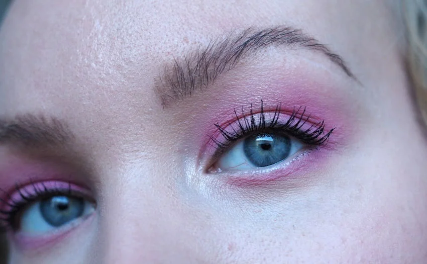 pink eyeshadow on blue eyes makeup
