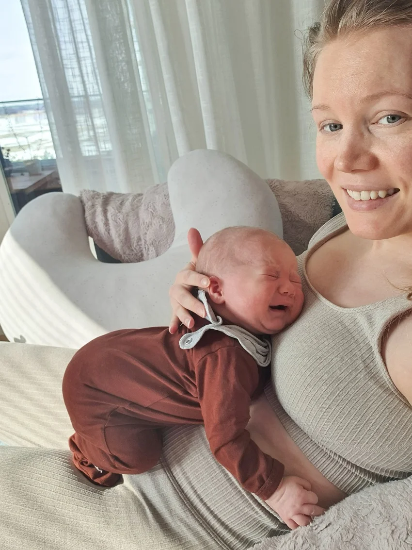 Charlotta holding newborn Eva at home