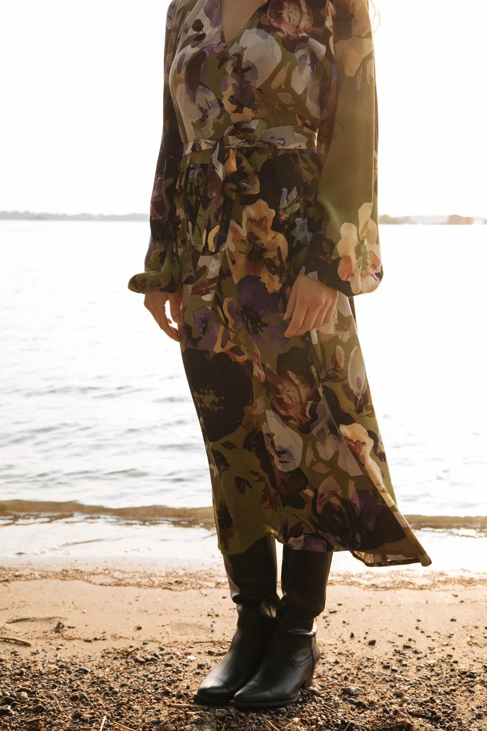 Lähikuva Kaikon Olive Anemone -kuosisesta Wrap Midi Dress -mekosta meren rannalla
